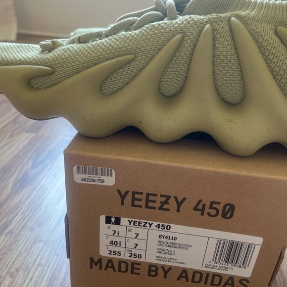 Yeezy 450 made by Adidas - Picture 6 of 7